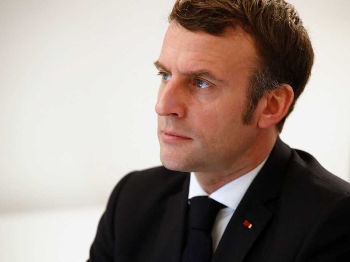 Emmanuel Macron accro aux SMS : cette « nébuleuse qu’il entretient à distance »