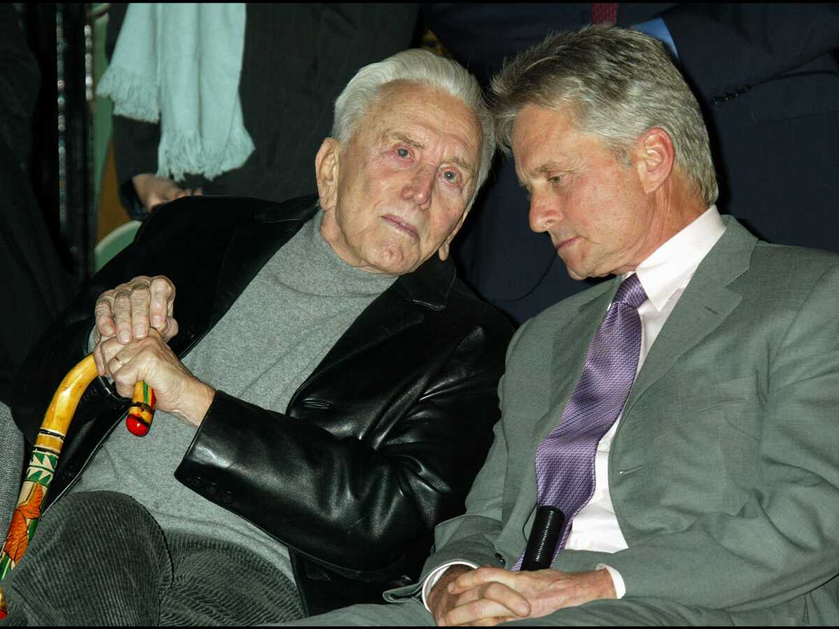 PHOTO - Tu es parti au bon moment : le clin d'œil de Michael Douglas à son père Kirk Douglas