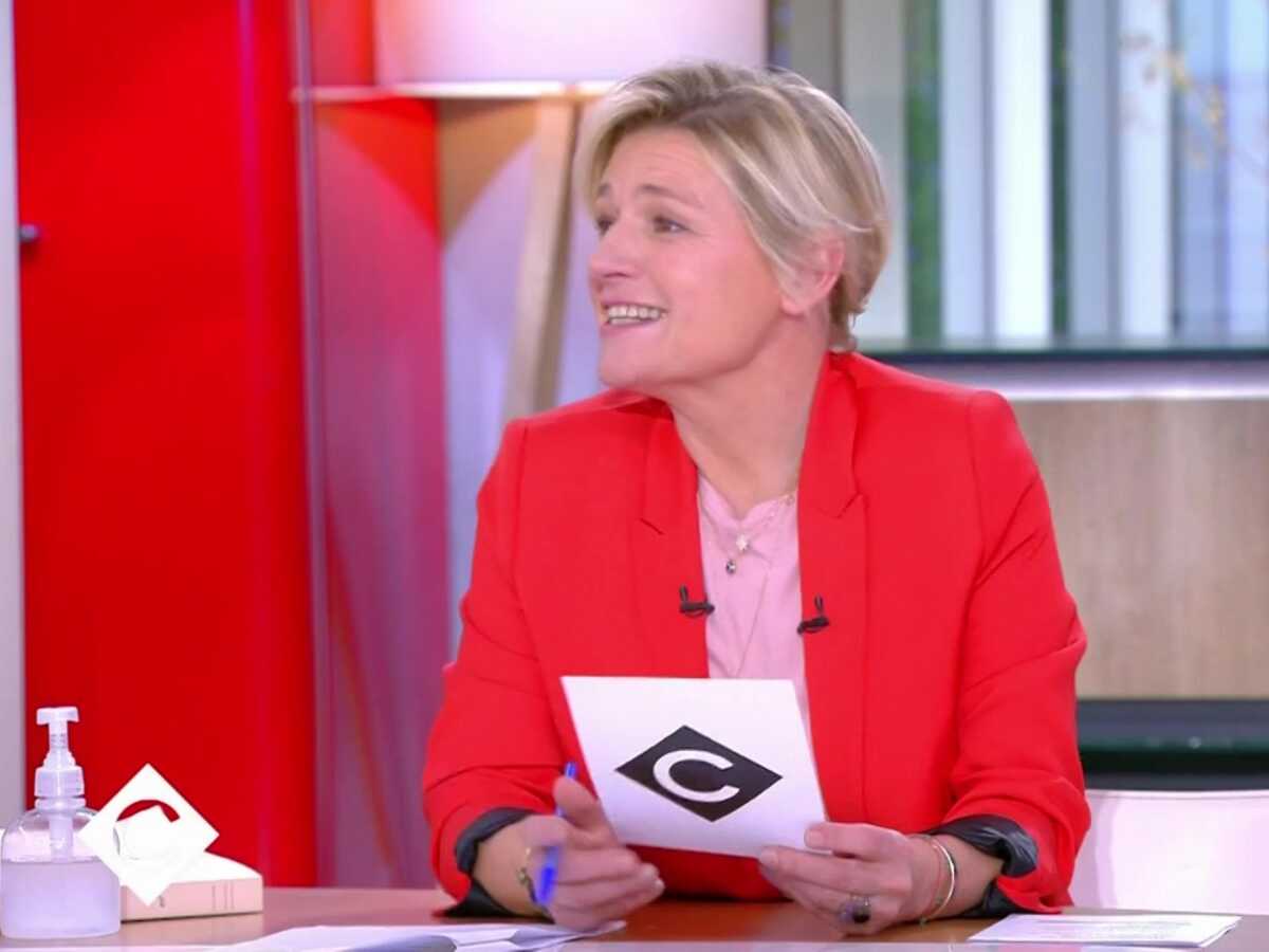 VIDÉO - Chahut dans C à vous : Patrick Cohen lance du papier toilette sur Anne-Élisabeth Lemoine