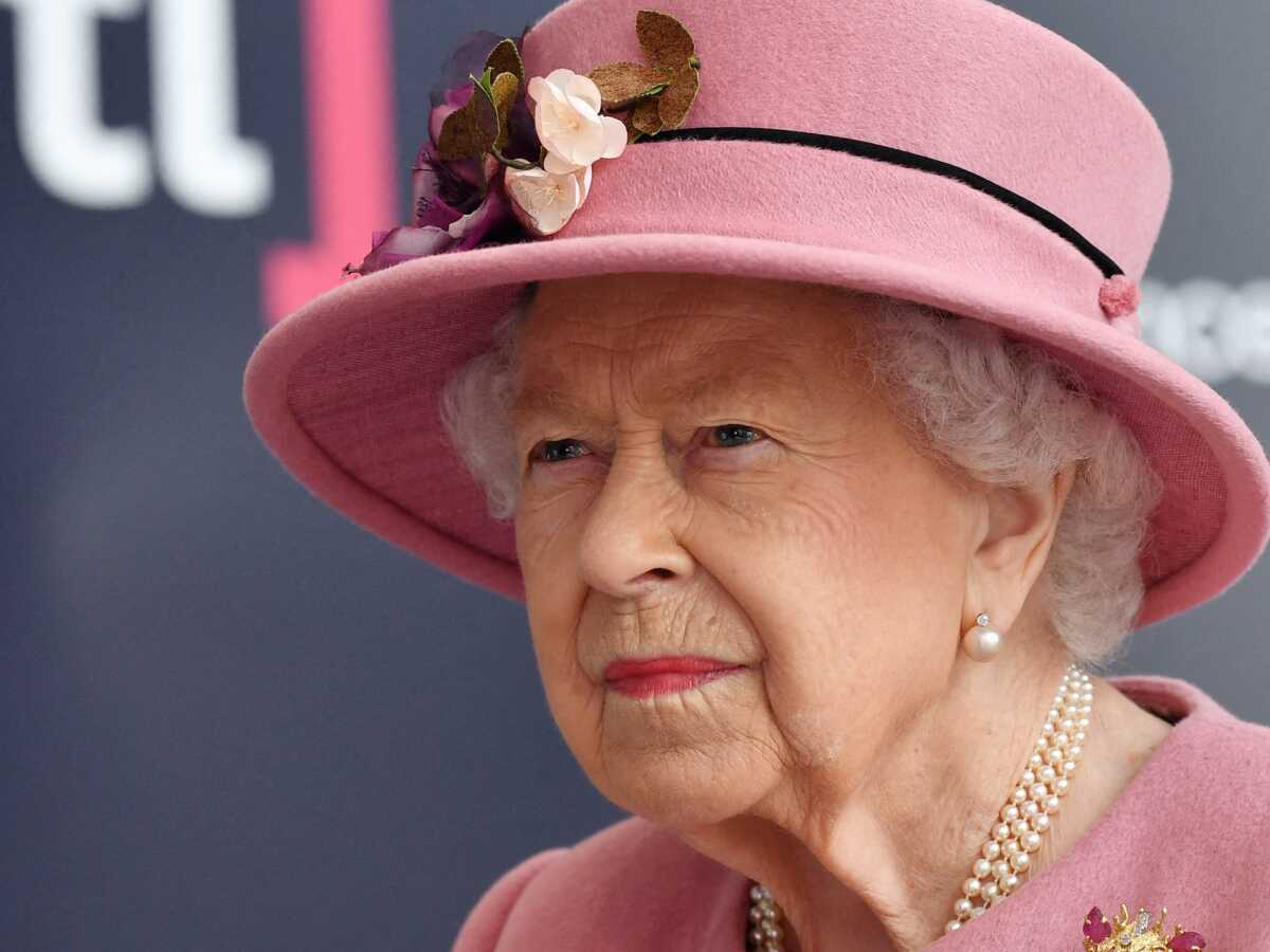 La reine Elizabeth II éprouvée par les tensions... elle décide d'adopter deux chiots