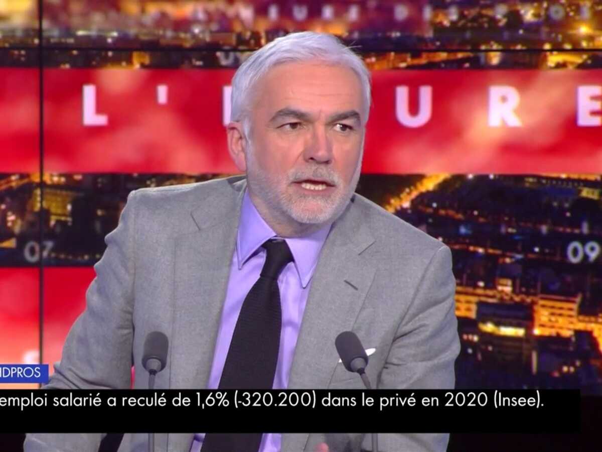 VIDEO - Très vulgaire et stupide : Pascal Praud recadre un chroniqueur au sujet d'Elizabeth II