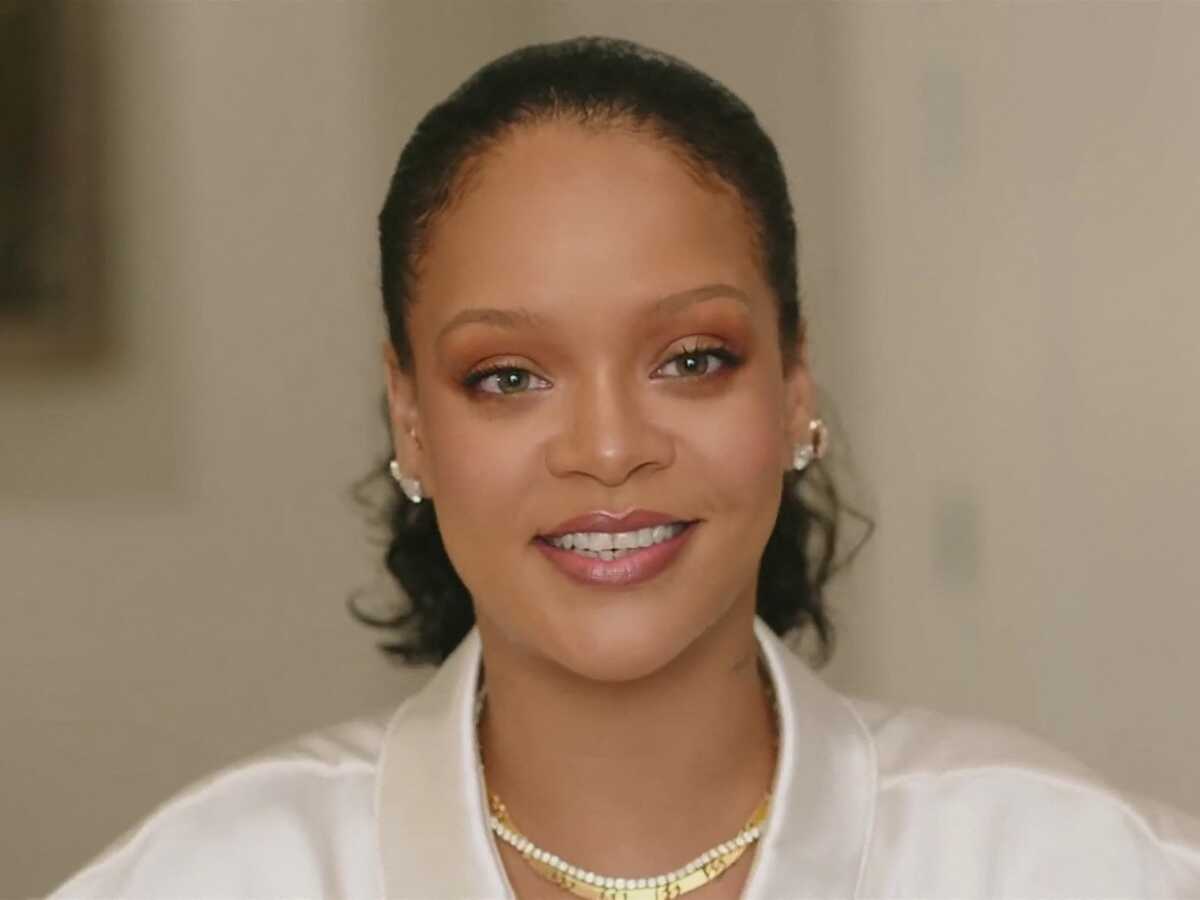 PHOTOS - Rihanna a coupé ses cheveux : elle adopte la coupe garçonne tendance 2021