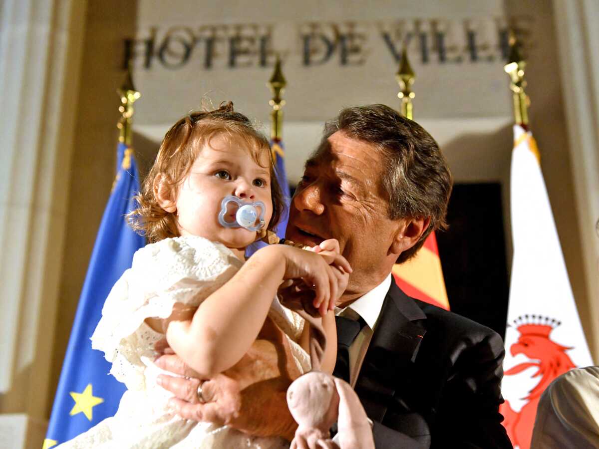 PHOTO - Christian Estrosi dégaine le short de bain pour un moment père & fille avec Bianca