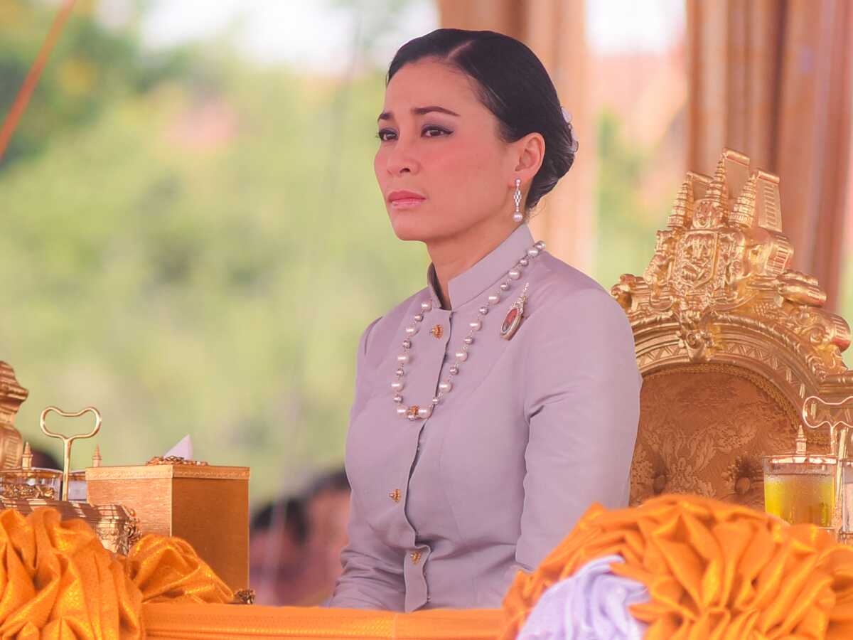 La reine Suthida choisie sur photo, témoin de tortures et captive à jamais : révélations sur sa descente aux enfers