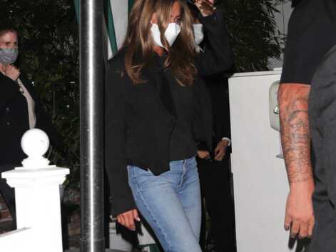 PHOTOS - Jennifer Aniston lookée en cropped blazer, jean et bottines tendance