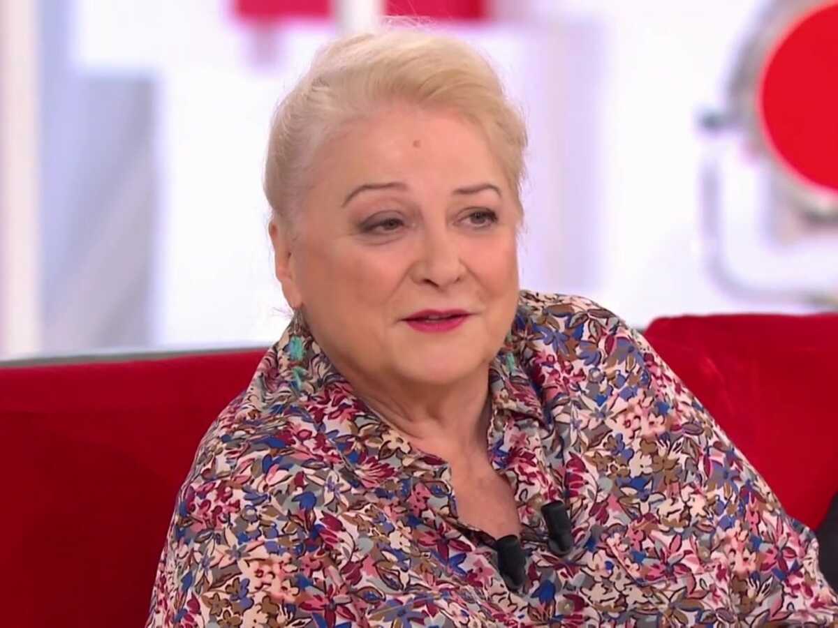 VIDÉO - Josiane Balasko : ses confidences sur sa maman « différente »