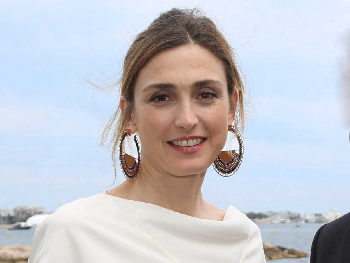 PHOTO - Julie Gayet célèbre la mini-jupe et marque son soutien contre le harcèlement de rue