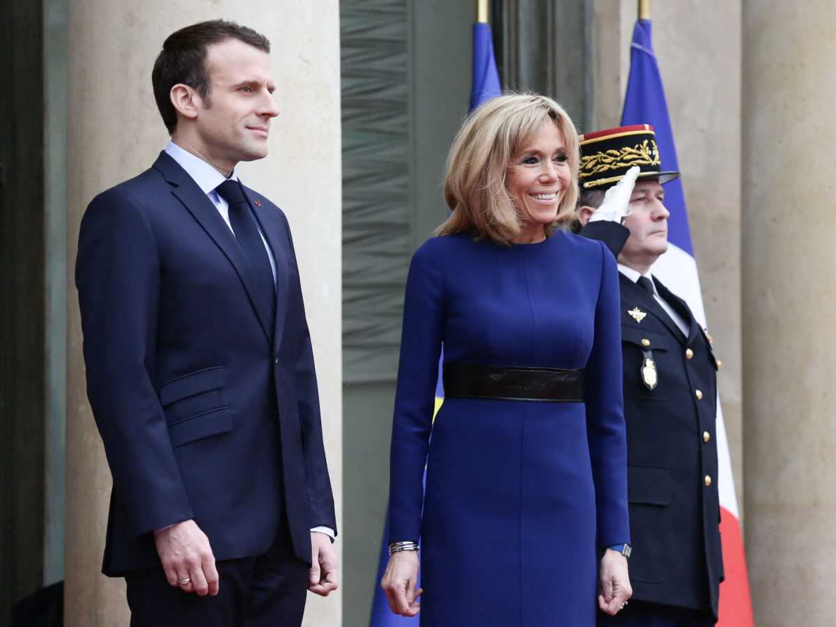 Emmanuel Macron giflé : Brigitte à ses côtés après l'incident