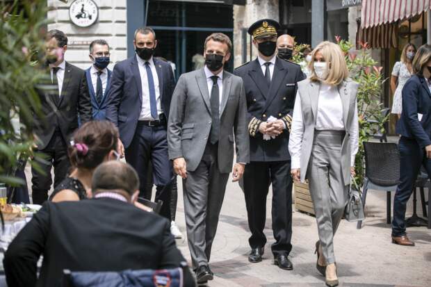 PHOTOS - Brigitte Macron en veste sans manche tendance été 2021 - Gala
