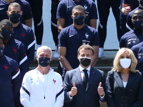 PHOTOS - Brigitte Macron en costume bleu marine et t-shirt blanc pour encourager les Bleus