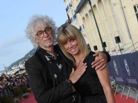 PHOTOS - Louis Bertignac très tactile avec sa compagne Laetitia Brichet au festival de Cabourg