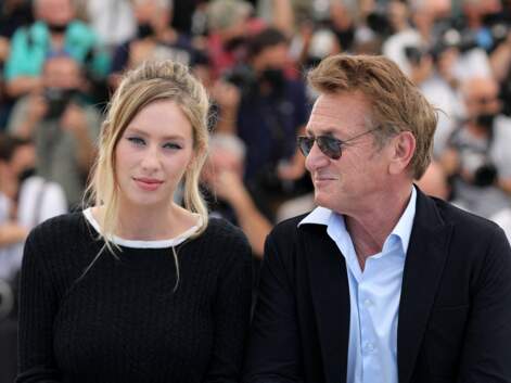 PHOTOS - Cannes 2021 : Dylan Penn rayonnante aux côtés de son père, Sean Penn