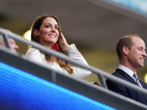 PHOTOS - Kate Middleton et ses boucles d'oreilles perlées rouges lors de la finale de l'Euro 2021