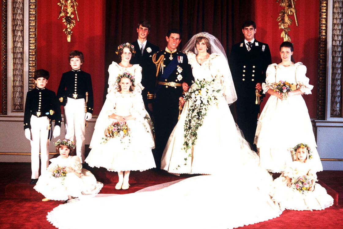 Lady Diana et le prince Charles avec les demoiselles d'honneur