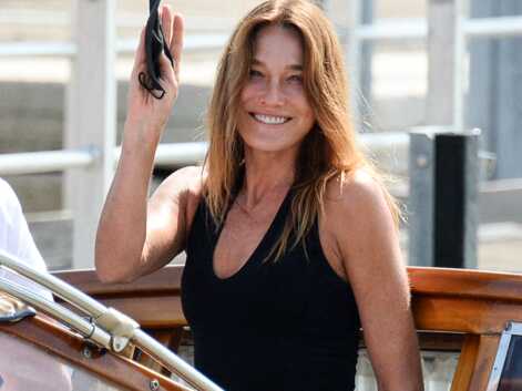 PHOTOS - Carla Bruni bronzée et sans maquillage pour son arrivée à Venise