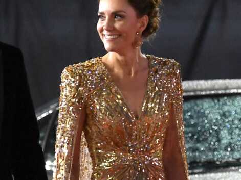 PHOTOS - Avant-première de James Bond : Kate Middleton sublime dans une robe dorée aux côtés de William, Charles et Camilla Parker Bowles
