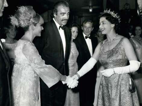 PHOTOS - La famille royale et James Bond : d'Elizabeth II à Kate Middleton, une vraie tradition !
