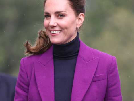 PHOTOS - Kate Middleton chic en queue-de-cheval haute et costume violet pour une visite en Irlande