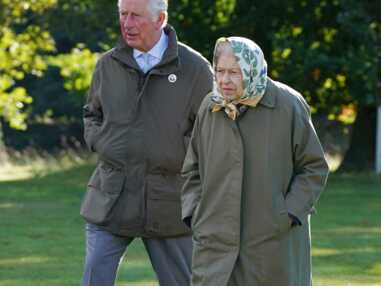 PHOTOS - La reine Elizabeth II et le prince Charles plantent un arbre en hommage à la reine