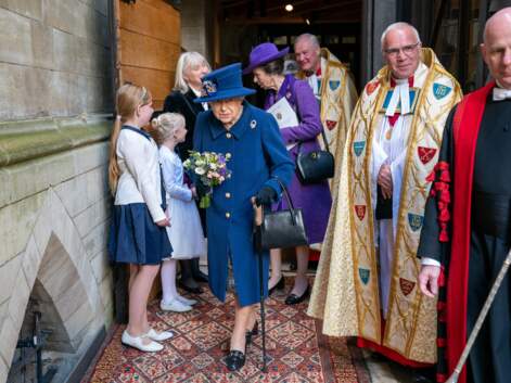 PHOTOS - La reine Elizabeth II aperçue avec une canne pour la première fois depuis 2004