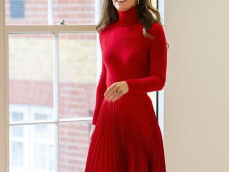 PHOTOS - Kate Middleton fait sensation en col roulé et jupe longue plissée rouge