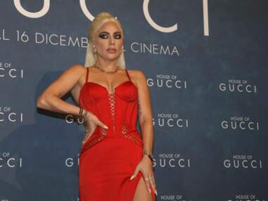 Lady Gaga à la première du film House Of Gucci à Milan en robe... Versace