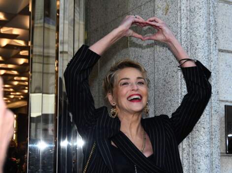 PHOTOS - Sharon Stone pose avec élégance lors de la Fashion Week de Milan