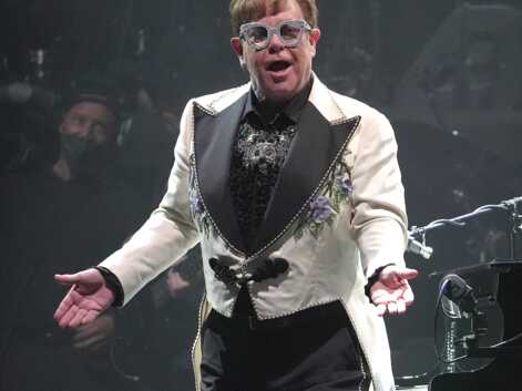 PHOTOS - Elton John : ses 30 looks les plus extravagants