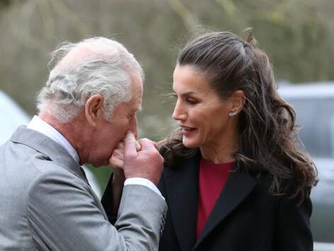 PHOTOS - Le prince Charles s'est montré très complice et tactile avec Letizia d’Espagne : ce rapprochement qui surprend