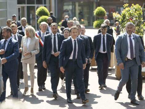 PHOTOS - Brigitte Macron rivalise d'élégance dans un total look beige pour voter
