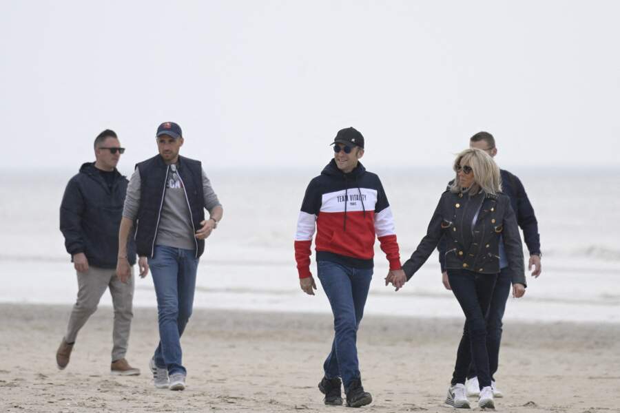 PHOTOS - Emmanuel Et Brigitte Macron En Balade Sur La Plage Du Touquet ...