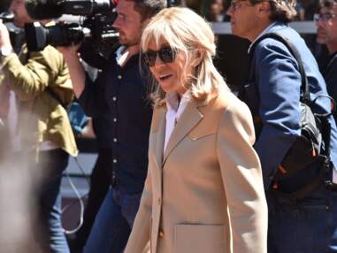 PHOTOS - Brigitte Macron est allée voter au Touquet, vêtue d'un costume beige, un style élégant et décontracté