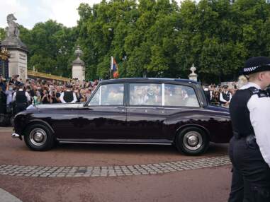 PHOTOS - Charles III acclaimed on his arrival at Buckingham: the king greeted and kissed by the crowd