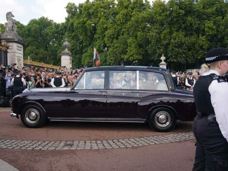 PHOTOS - Charles III acclamé à son arrivée à Buckingham : le roi salué et embrassé par la foule 