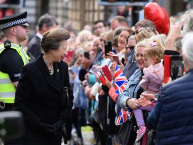 PHOTOS - La princesse Anne retrouve le sourire à Glasgow après le décès d'Elizabeth II 