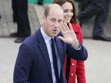 PHOTOS - Kate Middleton porte un manteau rouge, un clin d'oeil à la princesse Diana au pays de Galles