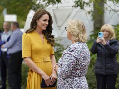 PHOTOS - Kate Middleton est sublime robe midi jaune moutarde pour visiter une maternité en Angleterre 