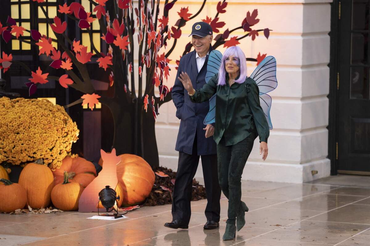 Visite A La Maison Blanche Pour Halloween 2022 PHOTOS - Jill Biden perruque violette sur la tête et ailes dans le dos : la  First Lady méconnaissable fait sensation pour Halloween - Gala