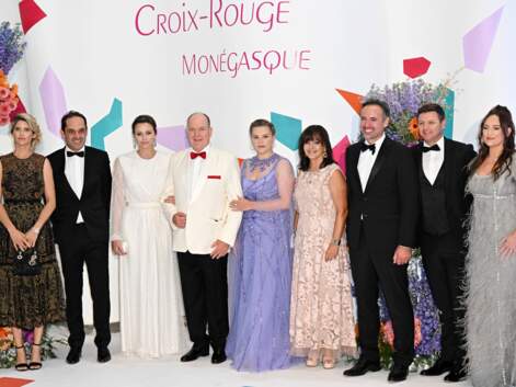 PHOTOS - Charlene de Monaco scintillante au bras d'Albert II au Gala de la Croix-Rouge 