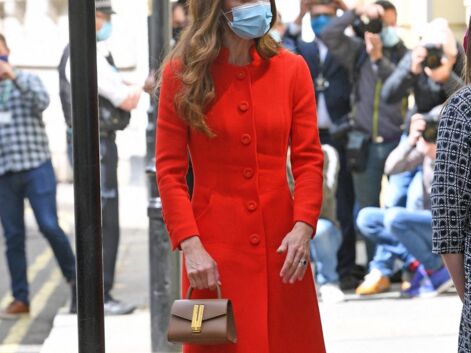 PHOTOS -  Kate Middleton chic en robe manteau rouge et sac Demellier London