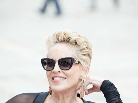 PHOTOS - Sharon Stone glamour en jupe crayon et coupe courte blonde pour Dolce & Gabanna