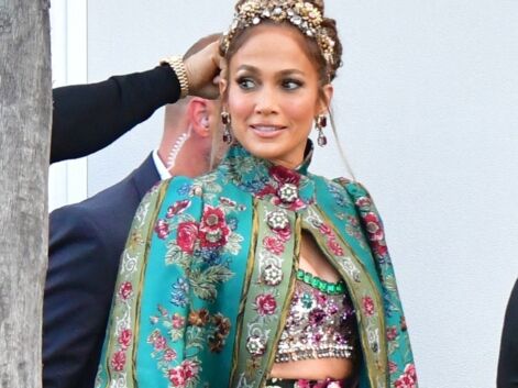 PHOTOS - Jennifer Lopez majestueuse en cape fleurie, diadème et sac doré Dolce & Gabbana à Venise