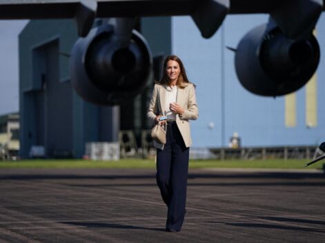 PHOTOS - Kate Middleton en veste de blazer et look de business woman pour visiter la RAF Brize Norton