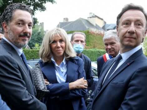 PHOTOS - Brigitte Macron en look masculin/féminin avec une chemise ouverte et le col relevé