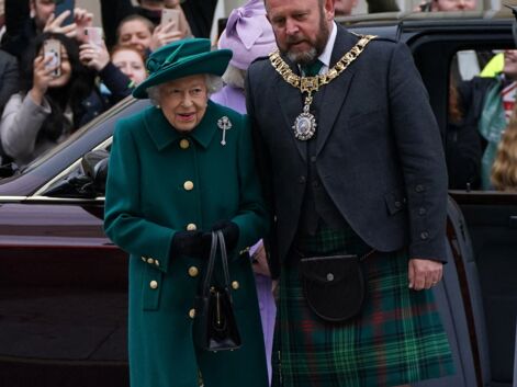 Elizabeth II très chic en compagnie du prince Charles et Camilla pour une sortie officielle en Ecosse