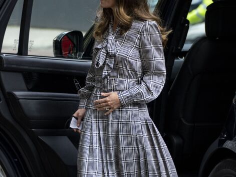 PHOTOS - Kate Middleton recycle sa robe longue à carreaux Zara