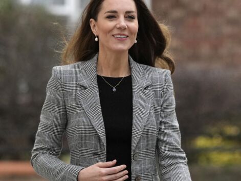 PHOTOS - Kate Middleton adopte le style business girl lors d'une sortie sur la santé mentale