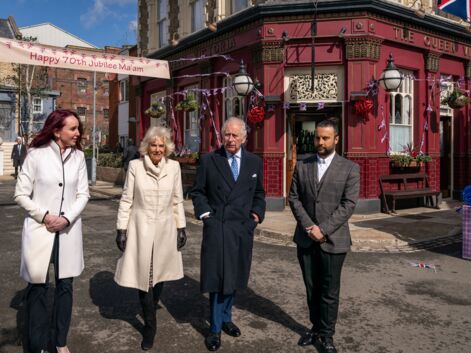PHOTOS - Le prince Charles et Camilla Parker Bowles : le couple fait sensation sur le tournage d'une série culte de la BBC 
