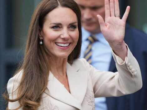 PHOTOS - Kate Middleton rivalise d'élégance dans un tailleur beige signé Self Portrait