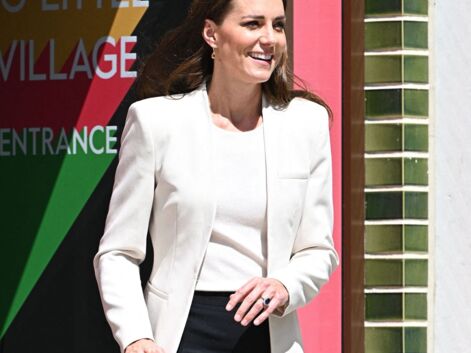 PHOTOS - Kate Middleton en blazer crème Zara et pantalon noir flare : un look casual chic réussi !